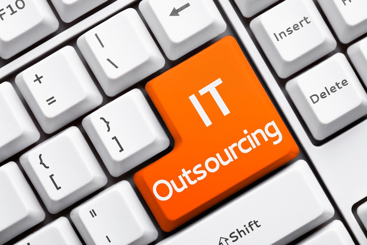 Im Finanzmarkt ist IT-Outsourcing ein gängiges Mittel, um Kosten zu senken und die Effizienz zu steigern. Doch dieser Ansatz bringt auch einige Herausforderungen mit sich. Insbesondere im Betrieb von Infrastruktur und Applikationen, stehen unsere Kunden häufig vor folgenden 5 Herausforderungen.